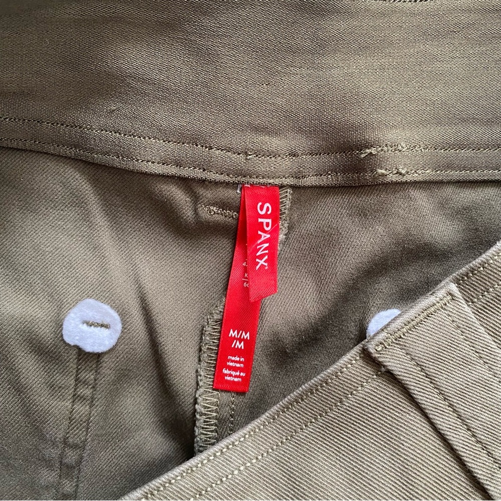 SPANX Stretch Twill Cropped Cargo Trouser In Spanish Olive size Medium - Picture 7 of 13